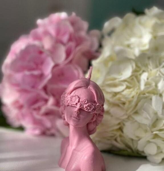 Jasmine Fragrance Candle Featuring a Blindfolded Lady Design