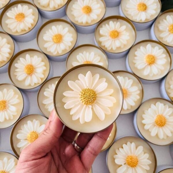 Daisy Flower Scented Candle with Beautiful Tin for home decor candle,candle for gift, customized candle on order